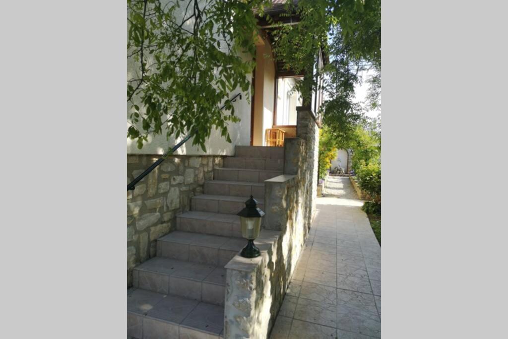 La Roseliere Maison Plain Pied Confortable Belle Decoration Jardin Magnifique 10 Mn A Pied Centre Ville Bayeux Proche Plages Du Debarquement المظهر الخارجي الصورة