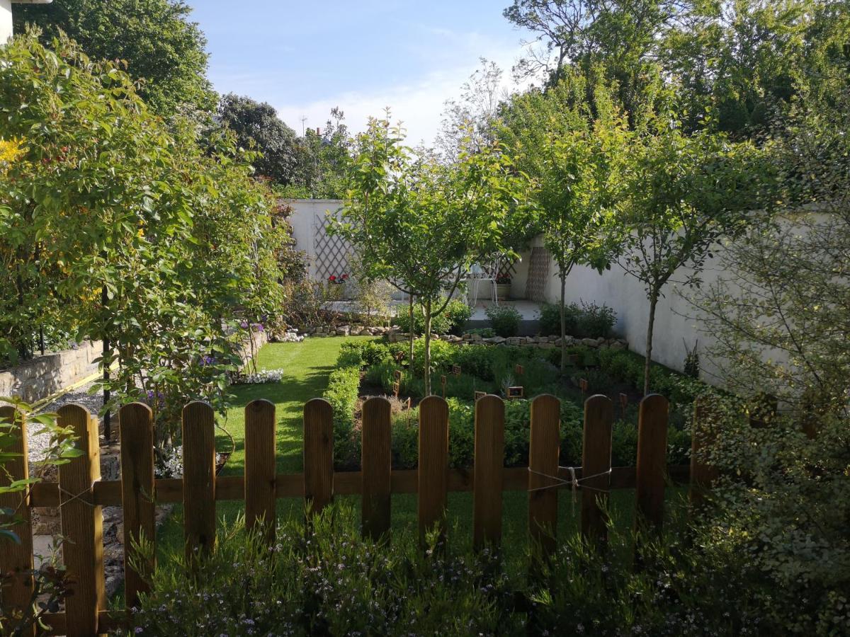 La Roseliere Maison Plain Pied Confortable Belle Decoration Jardin Magnifique 10 Mn A Pied Centre Ville Bayeux Proche Plages Du Debarquement المظهر الخارجي الصورة